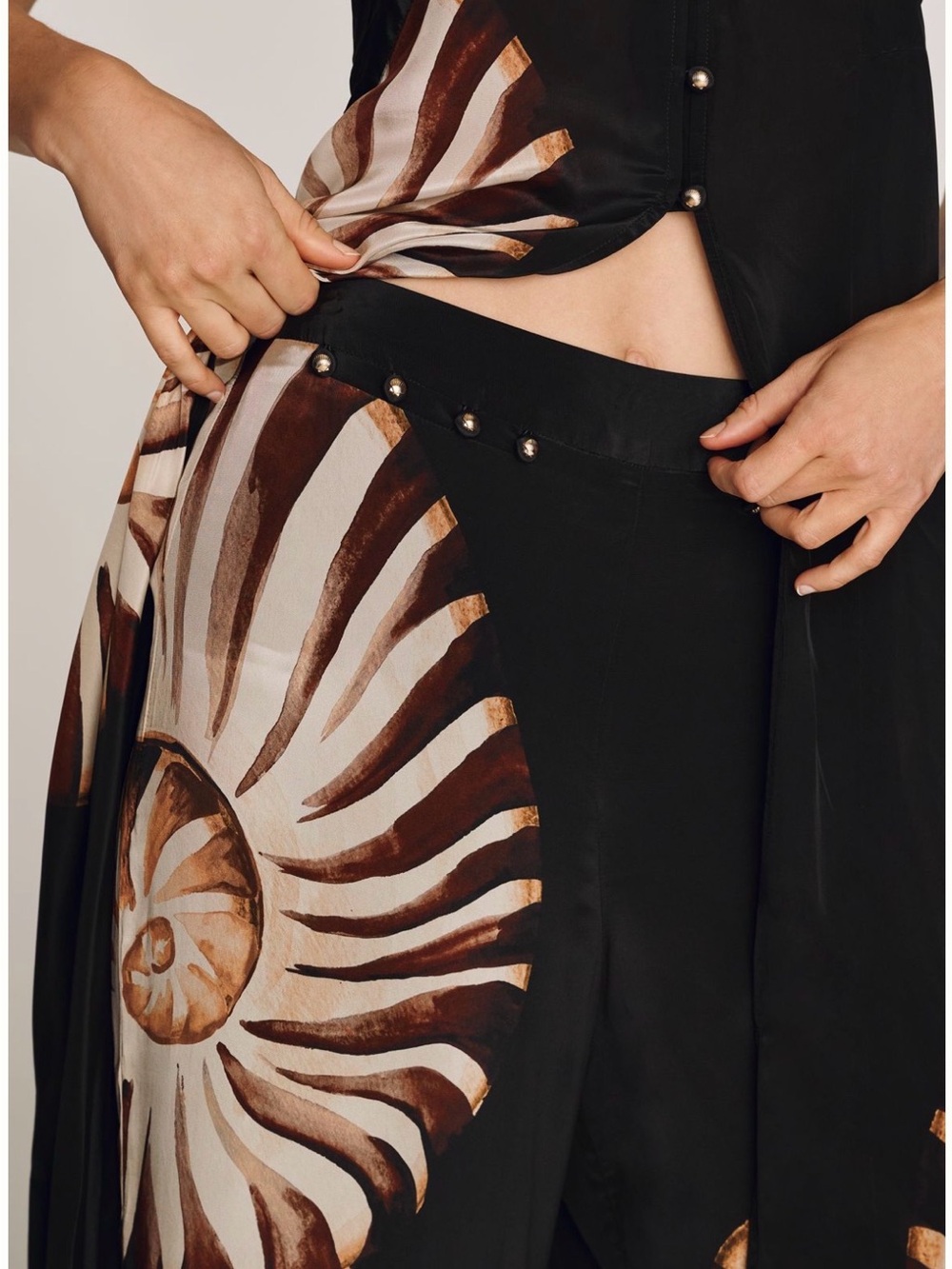 NWT, Farm Rio Ammonite Placed Print Wide Leg Pants size Medium - Picture 4 of 9